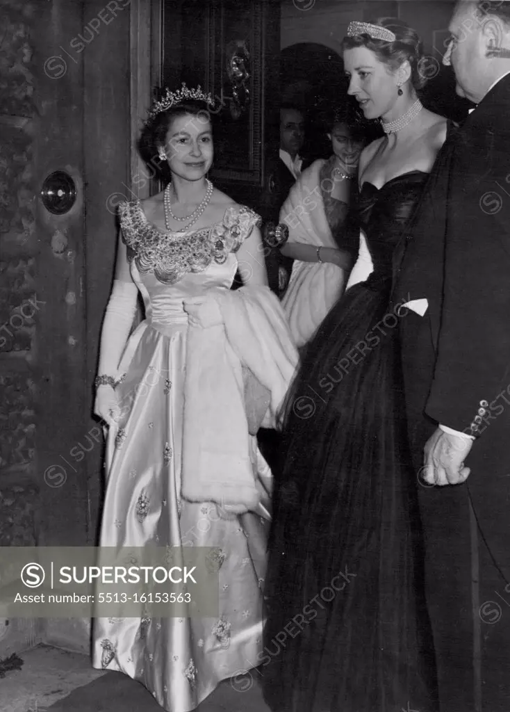 The Queen leaves Hutchinson House, off Oxford-street, just before 2 a.m. today. She had been at the debutante's coming out party. May 21, 1953. (Photo by Daily Mirror).