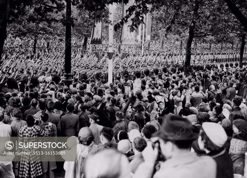 Australian troops seen marching in the Procession along the Mall watched with great interest by the huge crowds. June 2, 1953. (Photo by Daily Mail Contract Picture).