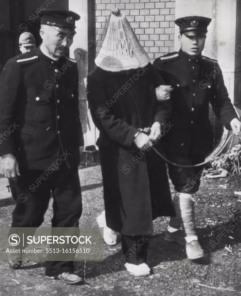 Japanese "Bluebeard" Goes To Court - Flanked by two policemen, one of whom holds the traditional rope attached to the prisoner's handcuffed wrists, Yoshio Kodaira, 43, is taken to court in Tokyo to face charges that he was responsible for the deaths of 10 women. Under Japanese law the straw hat he wears is allowed to hide his shame. March 14, 1947. (Photo by AP Wirephoto).