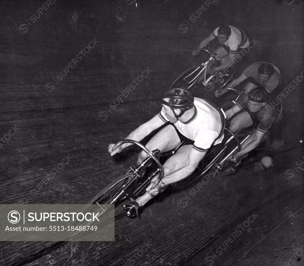 Harris holding off his opponents in the 1950 world's championship. He won the professional title in 1949, 1950 and 1951, has big hopes for 1953.Right Centre: Harris sweeps the straight ahead of his rivals, wins the championship. June 26, 1950. (Photo by Hulton Press Ltd).