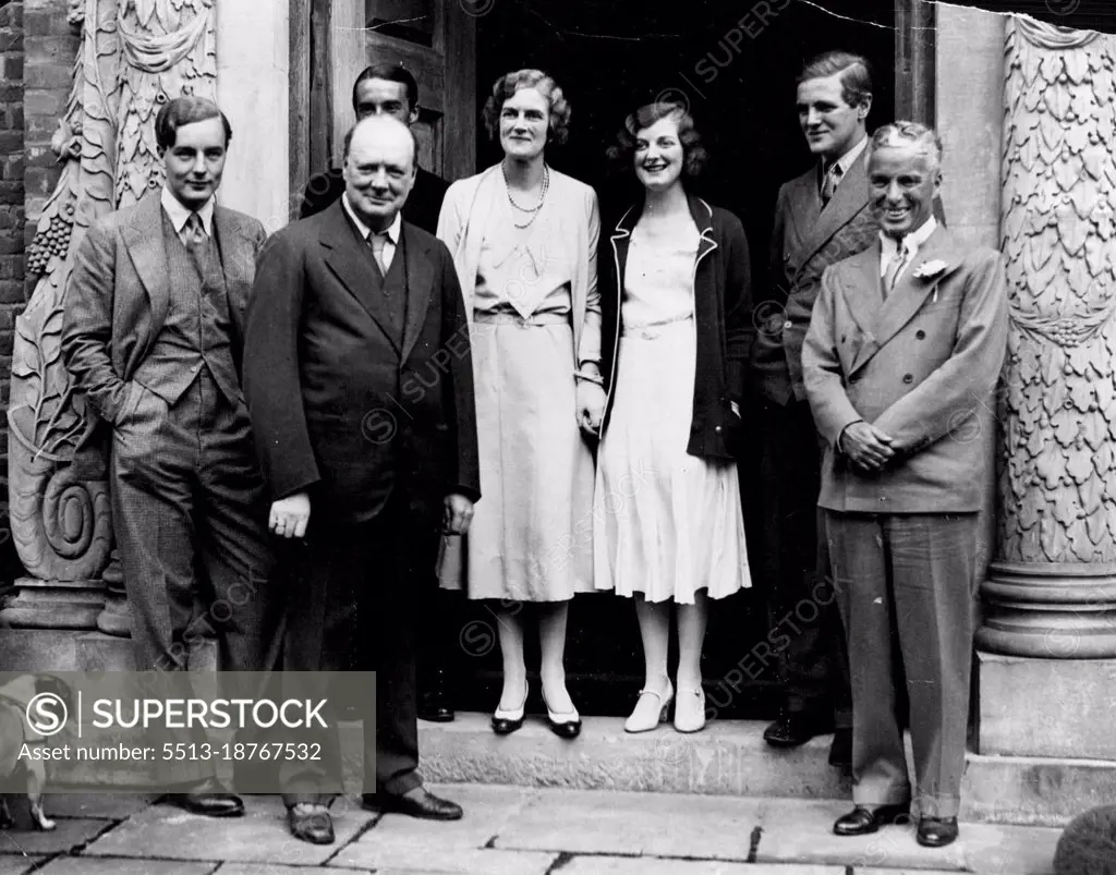 Charlie Chaplin Stays the Weekend with Winston Churchill - Charlie Chaplin is spending the week-end with Mr. Winston Churchill at Westerham.Charlie with the house party at Westerham today. September 19, 1931. (Photo by Photopress).