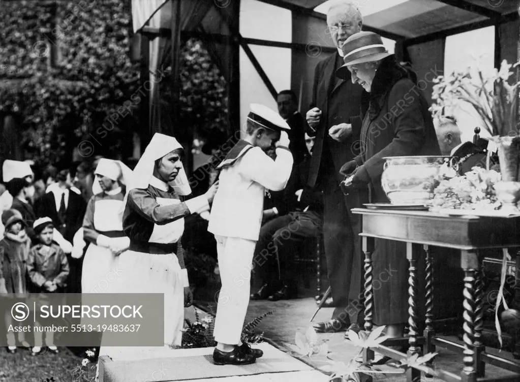 Princess Helena Victoria Attends Garden Party -- Princess Helena Victoria receiving purses during the party. Princess Helena Victoria received purses at the Garden Party in the grounds of the South London Hospital held in aid of the Hospital. January 01, 1931.