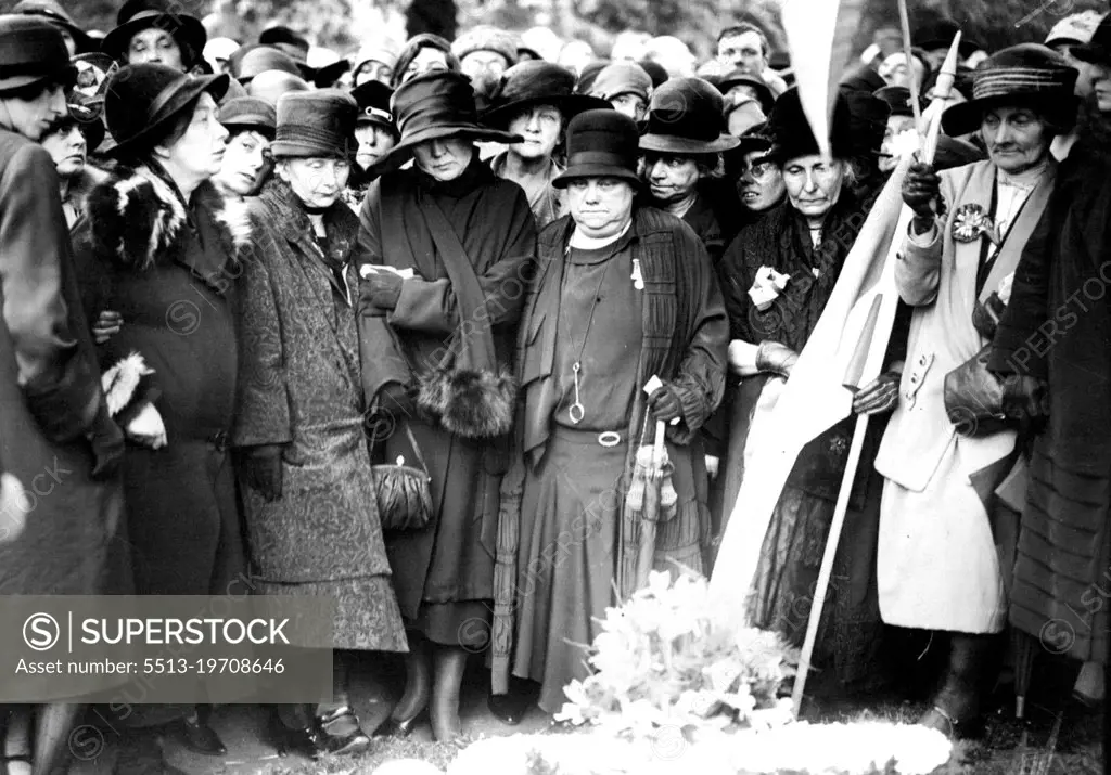 Funeral Of Mrs. Pankhurst.Miss Christabel Oankhurst, Mrs. Lrummond, and other prominent surfragists at the graveside.The funeral service of Mrs. pankhurst, took place at St. John's Church, Westminster. Women who took part in the militant movement followed the cortege to brompton cemetery. Nine ex-militant suffragettes, all of whom suffered imprisonment acted as pall-bearers. July 01, 1928. (Photo by Central News).