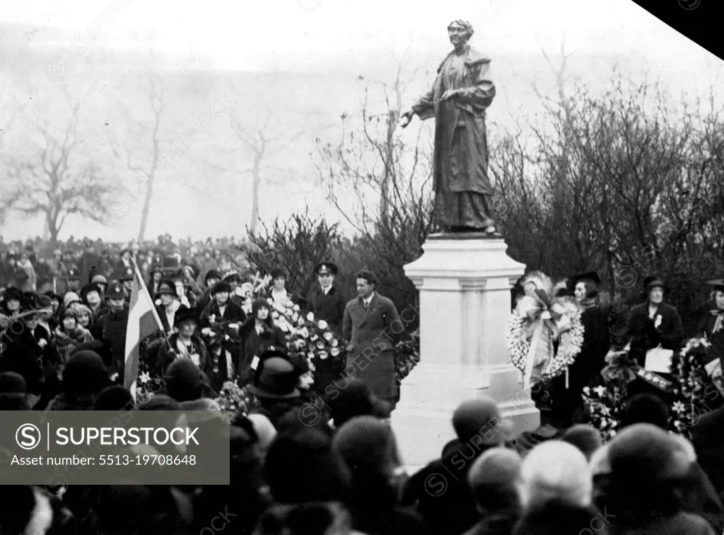 Mrs. Pankhurst's Memorial Unveiled.The unveiling of the memorial to Mrs. Pankhurst this morning. March 06, 1930. (Photo by International Graphic Press).