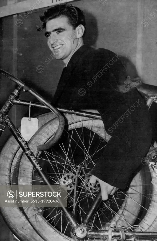 Australian professional cyclist, Sid Patterson, steps off a BOAC Constellation from London. He returned after two years on the Continent. November 27, 1951.