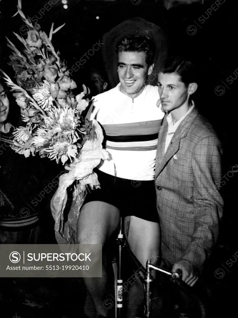 New World Professional Pursuit Champion:Sidney Patterson of Australia holds a bouquet as he sets off on an honour lap after winning the world professional pursuit cycling championship at the Parc Des Princes, Paris, August 28. August 31, 1952. (Photo by Associated Press Photo).