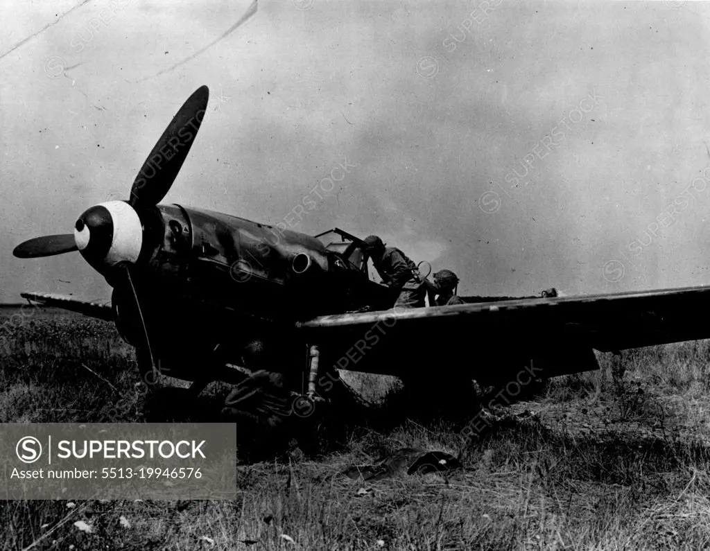 Fighter Plans Abandoned By Retreating Nazis -- American soldiers examine a German FW-190 fighter plane left behind by Germans fleeing from the Nogent-le-Roi sector in Franco. The American advance in this area was so overwhelming and swift that the Nazis had no time to take the plane with them. This picture has just been released by the consors. January 1, 1945. (Photo by U.S. Signal Corps Photo).