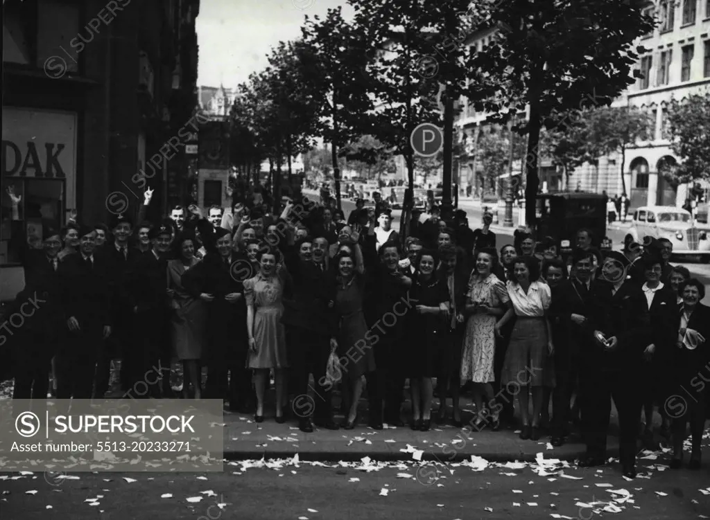 Scenes at Royal Australian Air Force H.Q. Kodak House, Kingsway, London, five minutes after the news had been received that the Japanese had accepted the Potsdam ultimatum.Celebrating victory in London... October 05, 1945. (Photo by Royal Australian Air Official Photograph).