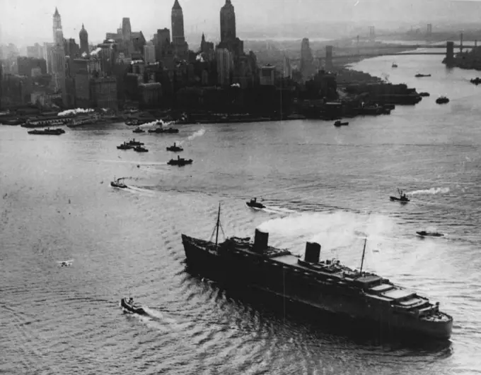 The 85,000 tonner, SS Queen Elizabeth, shown against the New York skyline, sailing up New York Harbour, on her maiden voyage, eight months ago. March 07, 1940. (Photo by Interphoto News Pictures, Inc.). 