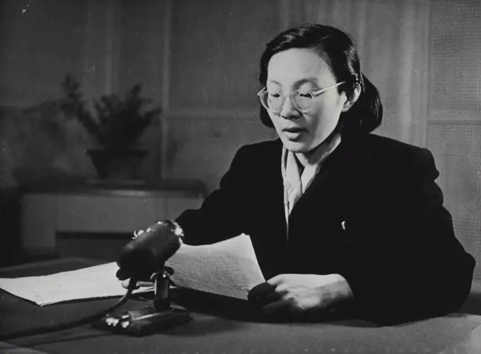 Life in China: The Work of Radio Peking. -- Announcer Chang Ching-nien broadcasts in English. Radio Peking broadcasts programmes in many foreign languages including English, Japanese, Korean, Vietnamese, Burmese, Siamese, Russian and Indonesian. July 14, 1955. (Photo by Camera Press)