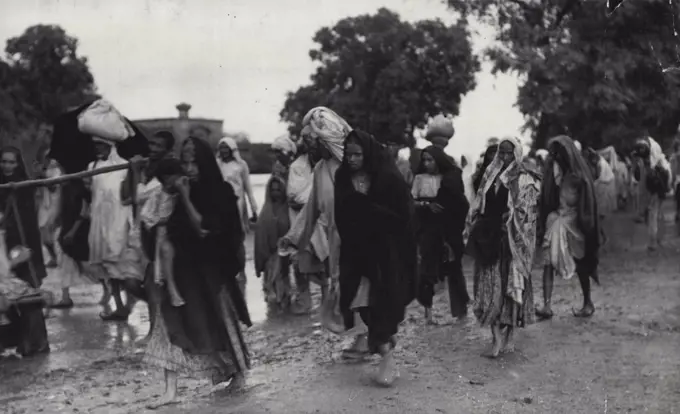 ***** Punjab Refugees: Sikh-Hindu Refugees Trek From Lahore into India -- A typical scene on the main road between Lahore, Pakistan and Ferozepur, India, as many thousands of Sikh-Hindu refugees with them their belongings. There was no rest for the weary during the long trek Eastwards August 27, and many of the refugees were killed during clashes Pakistan to 'safe' areas. Moslems also were travelling from many parts of India towards Lahore. September 7, 1947.
