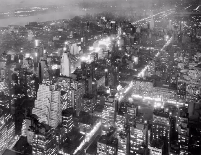 N.Y. Skyline - New York - America. July 29, 1935. (Photo by Underwood & Underwood).