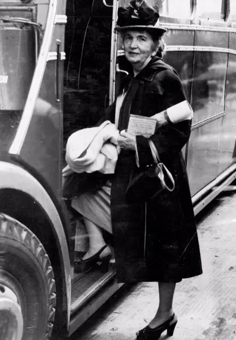 Advocate of 'San Babies" Arrifes on England -- Mrs. Margaret Sanger Slee, bearding the Airport bus at Heathrow, London, on her arrival by air from the U.S.A.Mrs. Margaret Sanger Slee, international advocate of planned parenthood, has just arrived at Peathrow Airport, London the U.S.A. by plane. Mrs. Slee says than parents should in bring babies into the world, unless they were sure that the would be well fed. Mrs. Margaret Sanger Slee is a attend a Family Planning Conference at Oxford, England, this month. July 01, 1947. (Photo by Fox Photos).