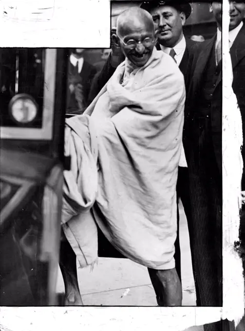 That Smile of Freedom! Gandhi leaving after his interview with Sir Samuel Hoare. October 23, 1930. (Photo by Daily Mirror).