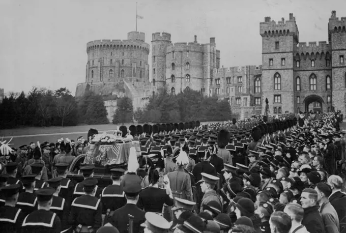 Naval Homage to King George at Windsor.general view of the cortege with Windsor castle in the Background.The King's Coffin was "Piped abroad" when it was placed on the gun carriage on reaching Windsor today Jan 28. The long cortege proceeded through the draped streets of Windsor, lined with thousands of Mourners, to St. George's Chapel, when another wail of pipes was sounded. February 24, 1936. (Photo by The Associated Press).
