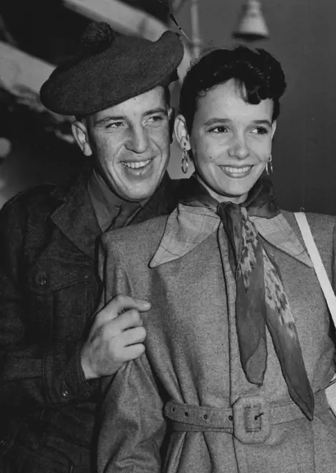 Private Tommy Bell, 20, of Falkirk, with Colleen, his seventeen-year-old bride. November 03, 1954. (Photo by Daily Mirror).