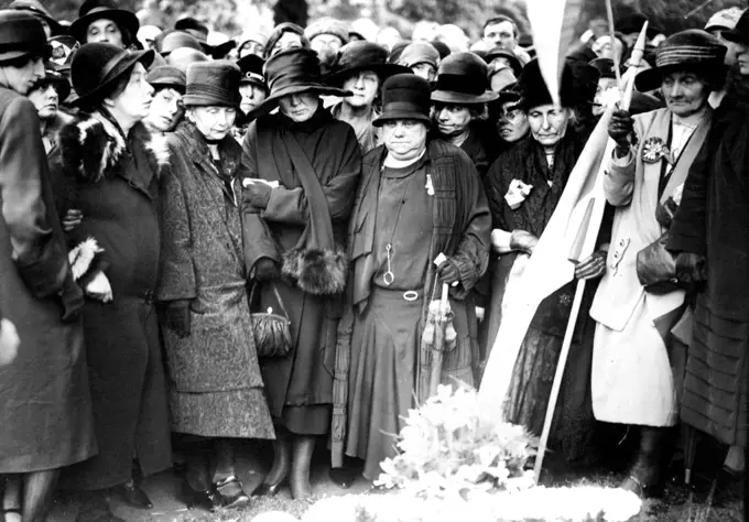 Funeral Of Mrs. Pankhurst.Miss Christabel Oankhurst, Mrs. Lrummond, and other prominent surfragists at the graveside.The funeral service of Mrs. pankhurst, took place at St. John's Church, Westminster. Women who took part in the militant movement followed the cortege to brompton cemetery. Nine ex-militant suffragettes, all of whom suffered imprisonment acted as pall-bearers. July 01, 1928. (Photo by Central News).
