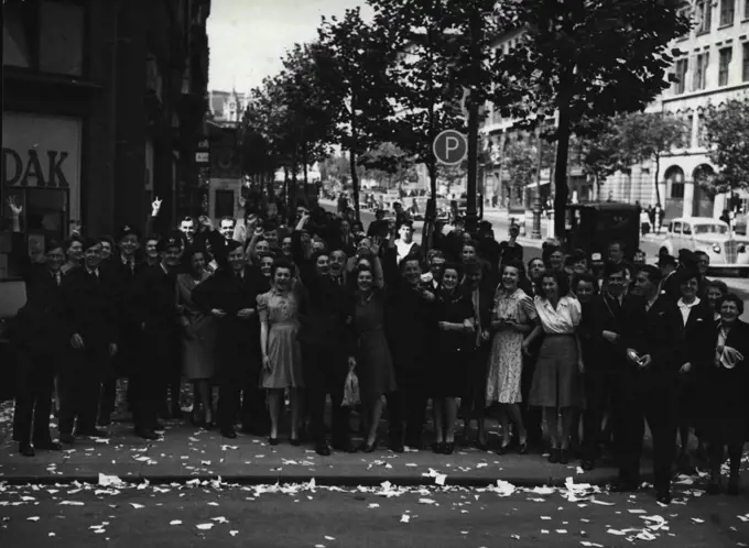 Scenes at Royal Australian Air Force H.Q. Kodak House, Kingsway, London, five minutes after the news had been received that the Japanese had accepted the Potsdam ultimatum.Celebrating victory in London... October 05, 1945. (Photo by Royal Australian Air Official Photograph).