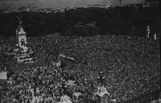 VJ-Day At The Palace -- The amazing scene from the roof of Buckingham Palace showing the huge crowd gathered to greet the Royal family as they appeared on the balcony. August 15, 1945. (Photo by Topical Press).