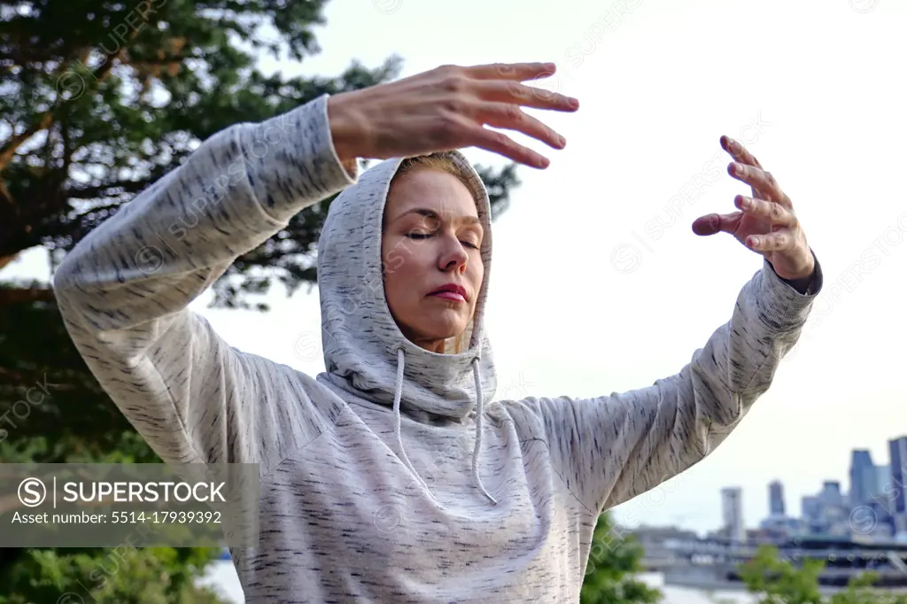 Female athlete practicing Tsi gun medition