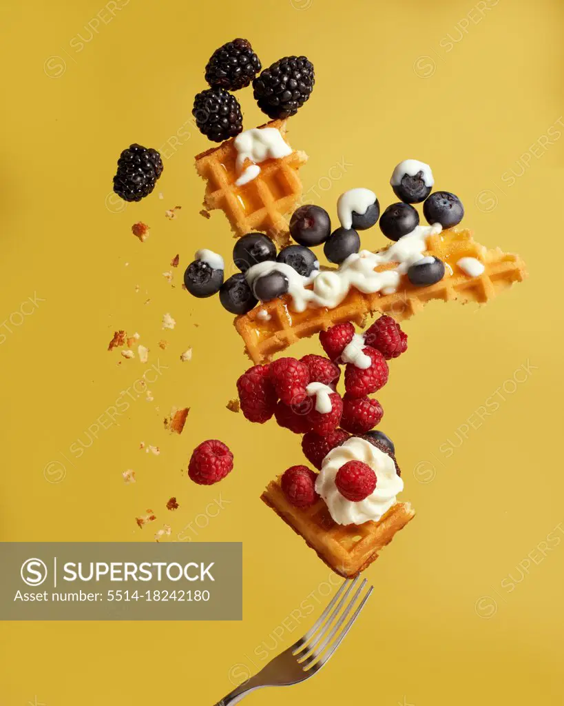 smashed waffle with arandanos, blackberries and strawberries