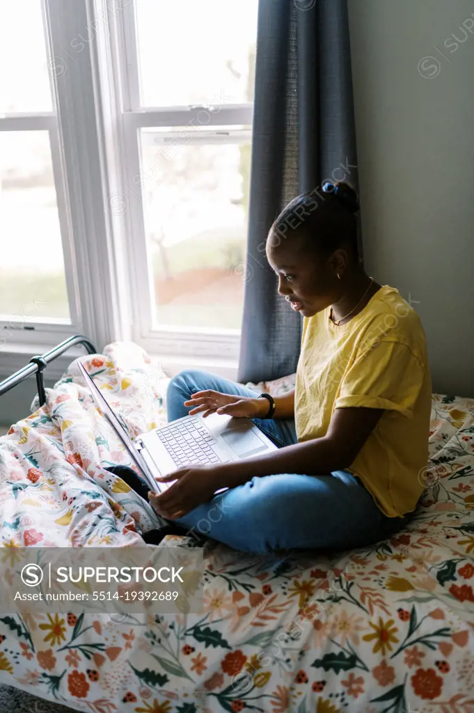 teenage black girl taking online college classes