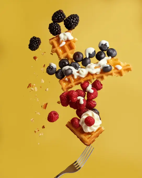 smashed waffle with arandanos, blackberries and strawberries