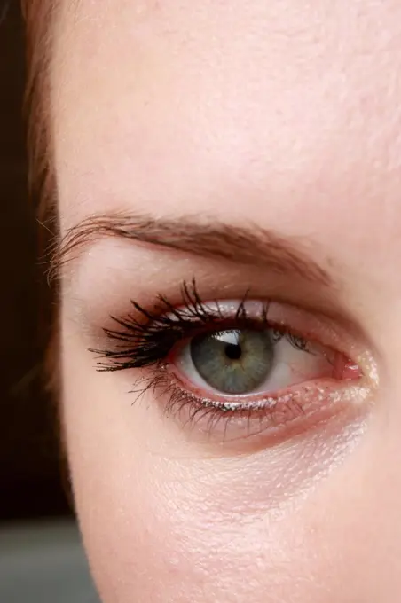 close up of woman´s green eye