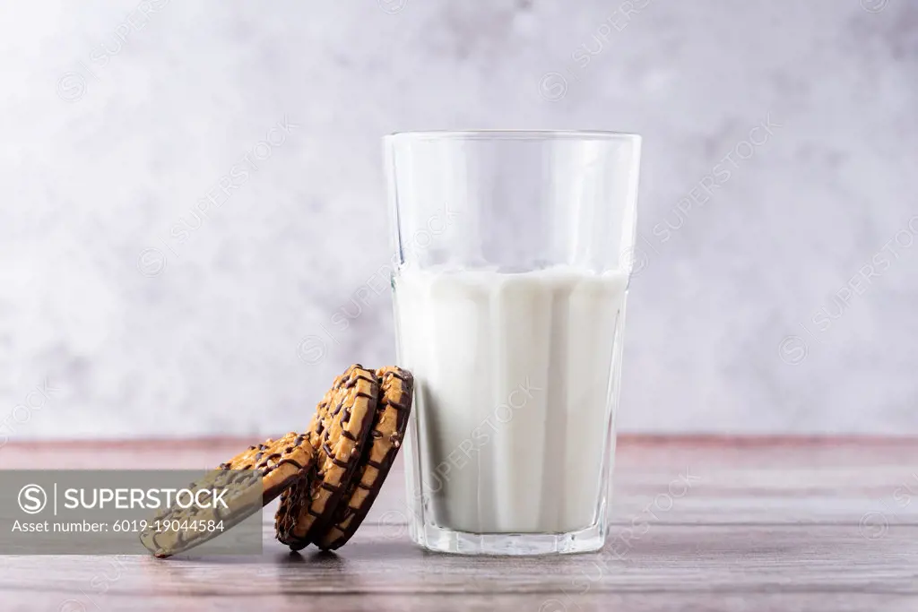 milk in a glass and chocolate cookies