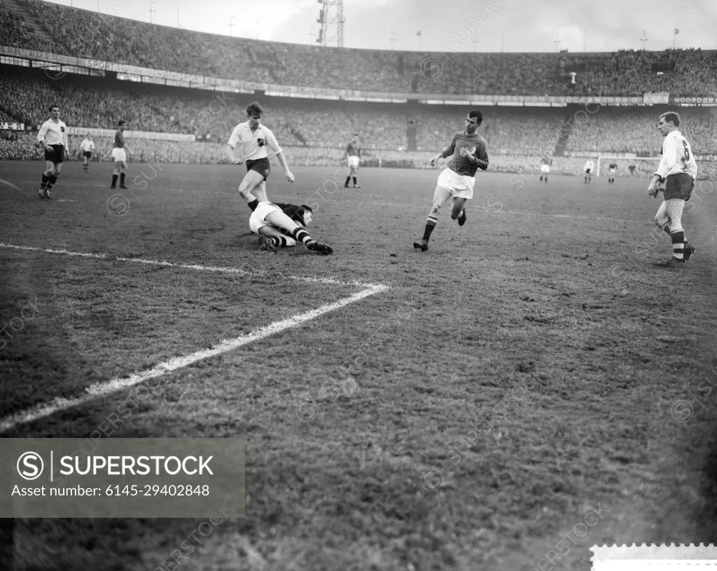 Anefo photo collection. Feyenoord against NAC 1-1. Coen Moulijn in action (2nd from the right). January 3, 1960. Rotterdam, South Holland