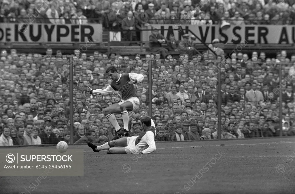 Anefo photo collection. Feyenoord against Ajax 1-0. Coen Moulijn in Aktie. September 3, 1967. Rotterdam, South Holland