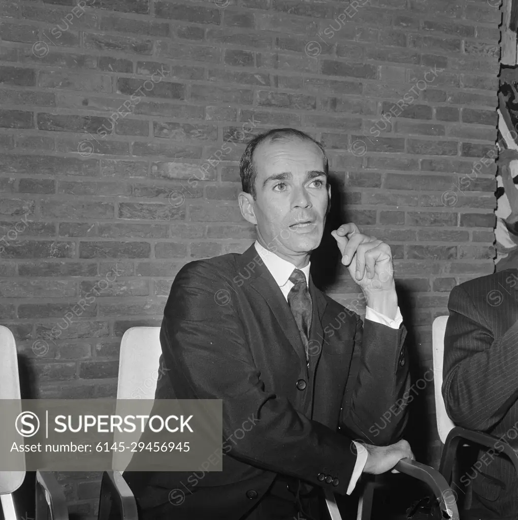 Anefo photo collection. Henk van Ulsen during press conference in Hilton Amsterdam (gets Edison). Returned from the West for this. October 5, 1967. Amsterdam, Noord-Holland