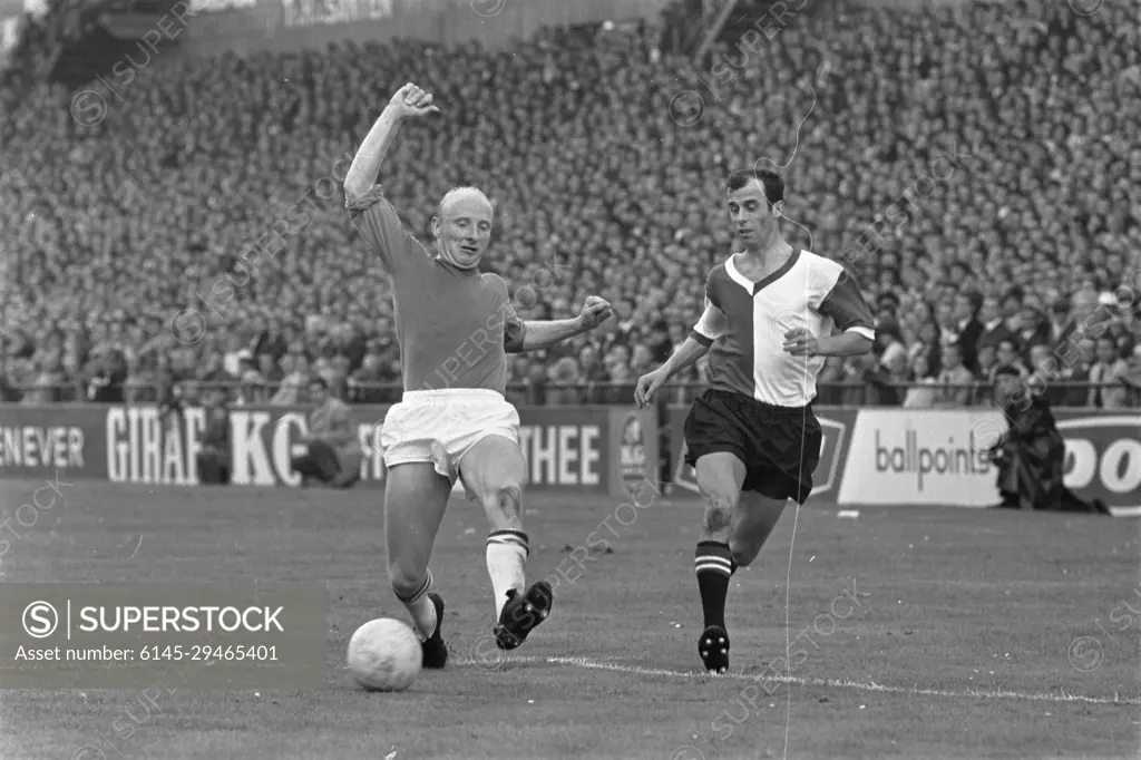 Anefo photo collection. ADO Feyenoord: 2-3. Coen Moulijn (right) in Duel with Theo van der Burch. September 22, 1968. The Hague, South Holland