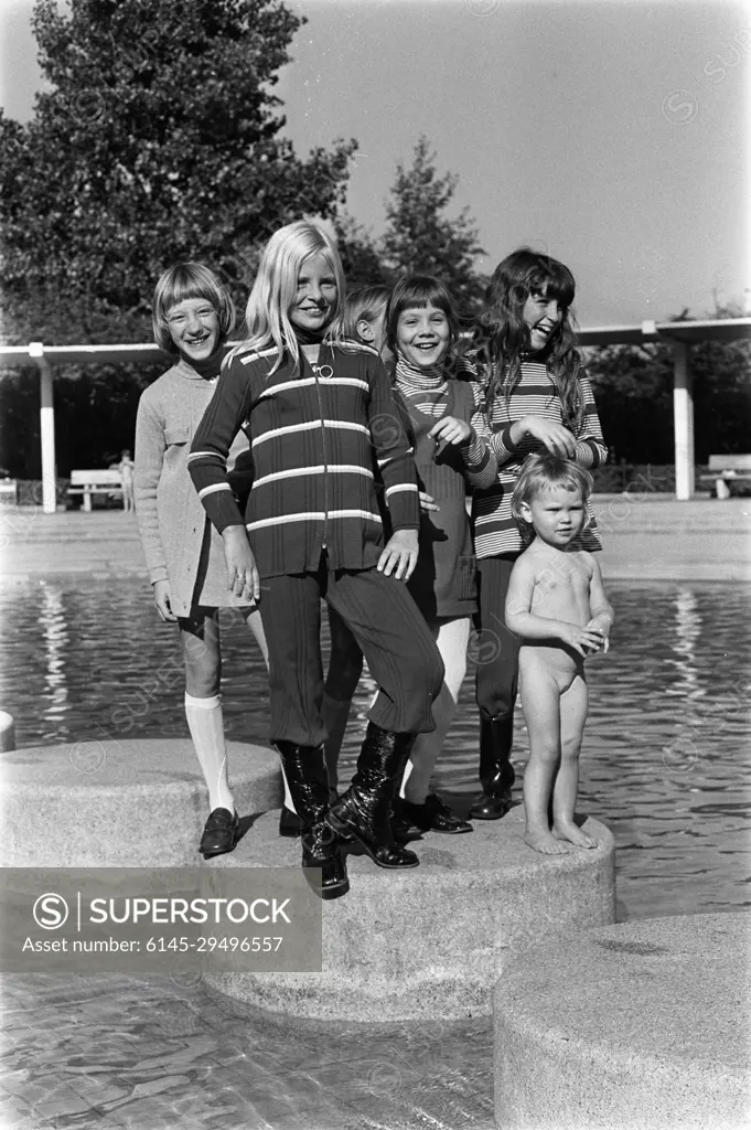 Anefo photo collection. Girl's clothing from Barbara Faber, Amsterdam; Girls in the clothes. September 23, 1970. Amsterdam, Noord-Holland
