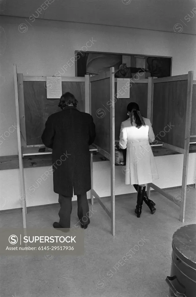 Anefo photo collection. Elections for the municipal council of new municipality of Zaanstad vemiers in Zaandams polling station. October 17, 1973. Noord-Holland, Zaanstad