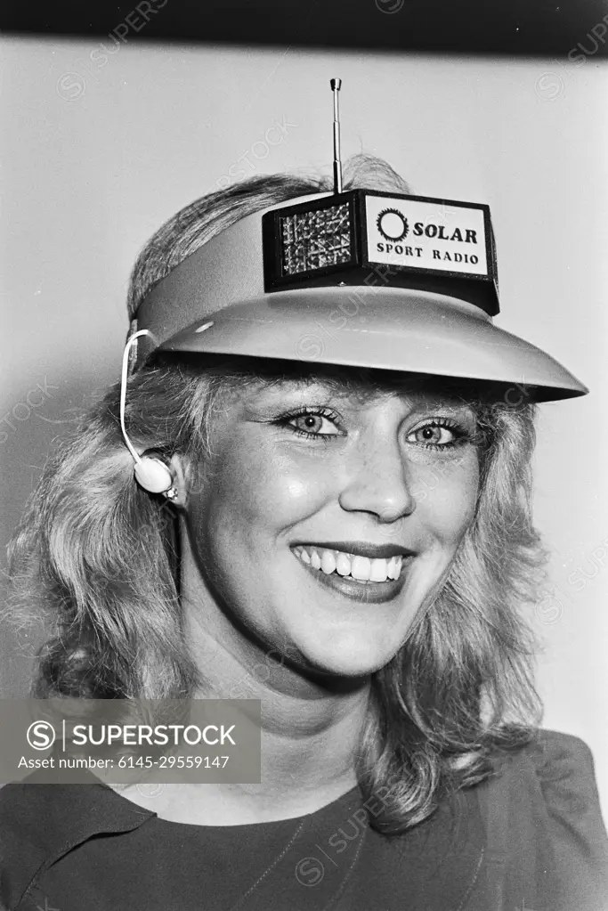 Anefo photo collection. Novety show on the relationship '83 trade fair; Solar radio, Walkman in sun visor. March 24, 1983