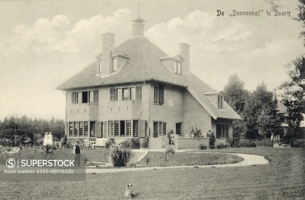 View of the rear and left side of the De Dennenburg house (Rutgers van Rozenburglaan 1) in Baarn.