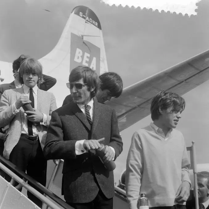 Anefo photo collection. Rolling stones at Schiphol. August 8, 1964. Noord-Holland, Schiphol