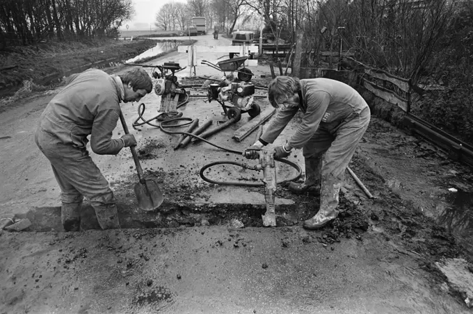 Anefo photo collection. Replacement of PVC water pipe tubes by copper tubes after finding poison in the drinking water in trousers in Waterland. January 28, 1981. Broek in Waterland, Noord-Holland