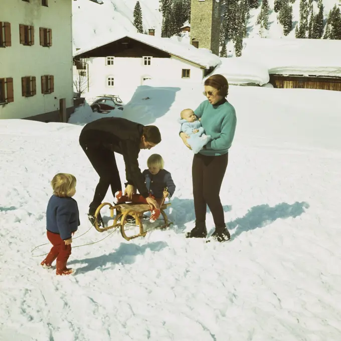 Anefo photo collection. Princess Beatrix, Prince Claus children winter sports Lech, snow; family. March 12, 1970. Lech