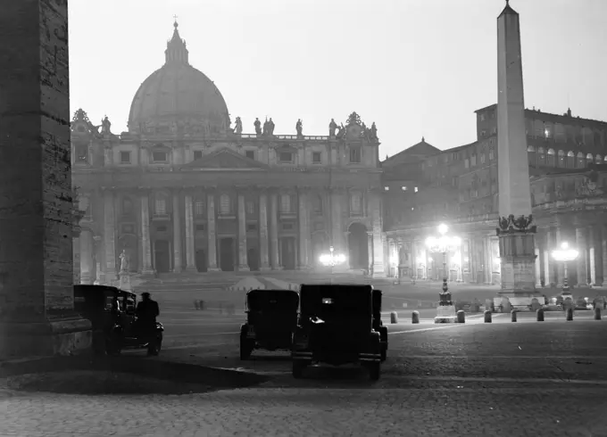 Poll photo collection. Rome: visit to the Vatican City. Cars on Sint-Pietersplein at sunset. December 1937. Italy, Rome, Sint-Pietersplein, Vatican City