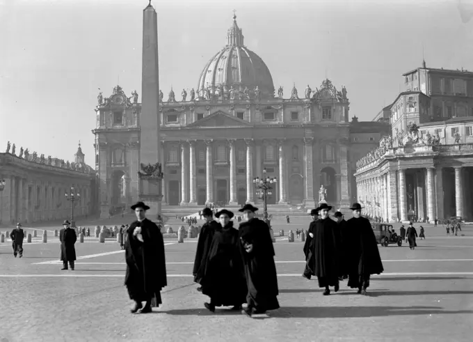 Poll photo collection. Rome: visit to the Vatican City. Group of clergymen on Sint-Pietersplein with the Sint-Pietersbasiliek and the Egyptian obelisk in the background. December 1937. Italy, Rome, Vatican City