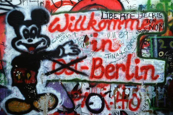 Graffiti on the west side of the Berlin Wall depicts the transition toward a unified Berlin. Base: Berlin Country: Deutschland / Germany (DEU)