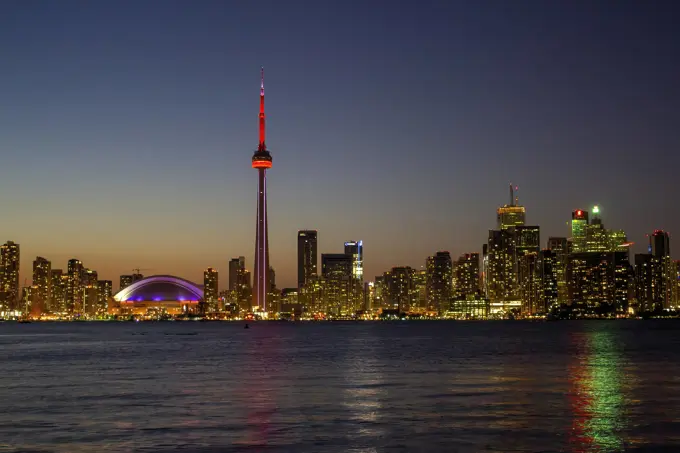 Toronto, Ontario, Canada. Jun 4, 2023. A horizontal view to a Toronto skyline during a Sumer night Toronto, Ontario, Canada. Jun 4, 2023. A horizontal view to a Toronto skyline during a Sumer night Copyright: xZoonar.com/MarvinxSamuelxTOLENTINO-PINEDAx 21167009
