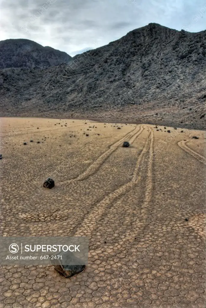 the racetrack-valley of the moving rocks-death valley national park-california