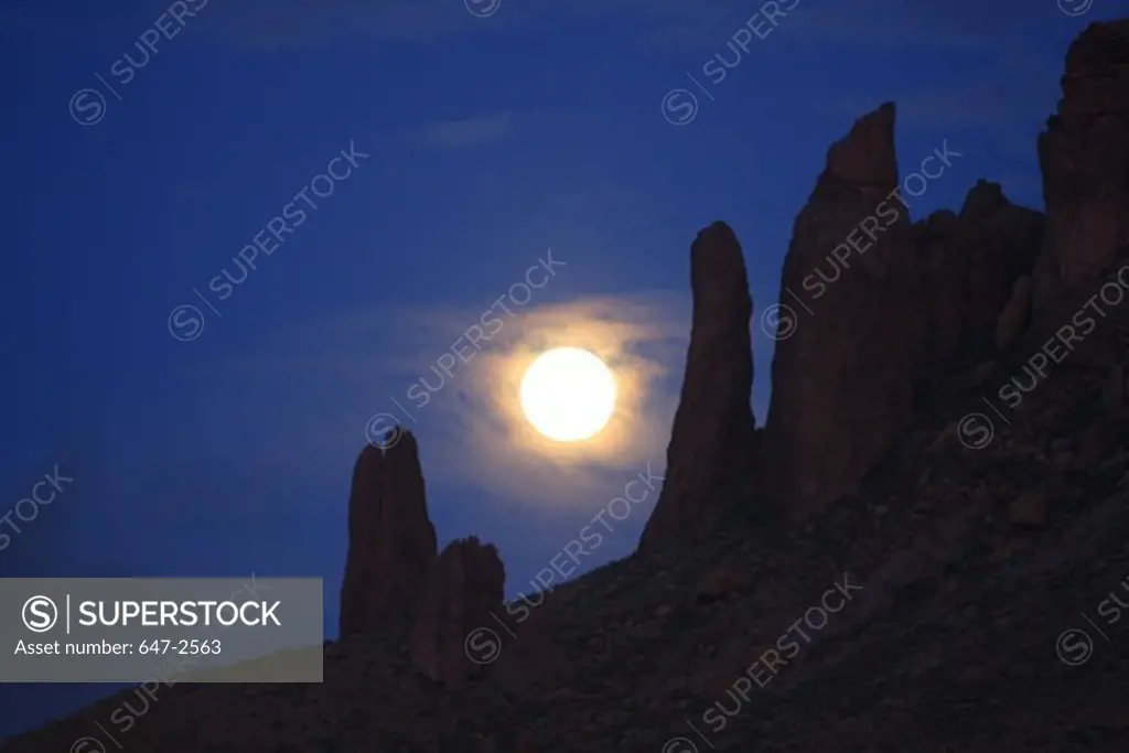 USA, Arizona, Superstition Mountains, Full moon over mountains