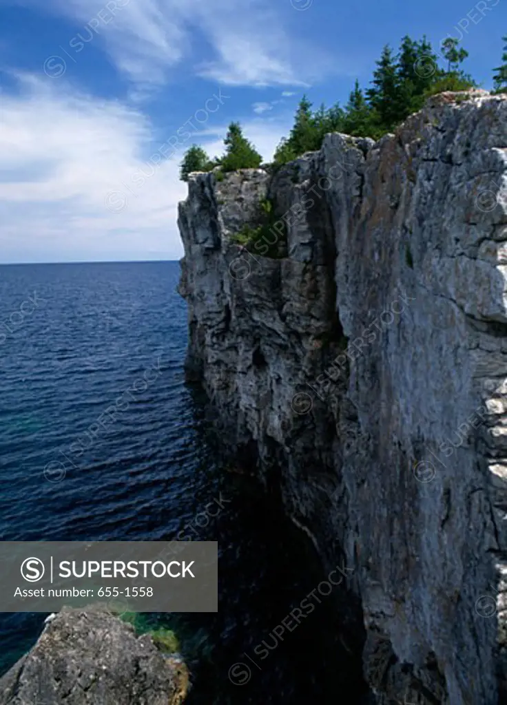 Canada, Ontario, Bruce Peninsula, Bruce Peninsula National Park, Rock cliffs near sea
