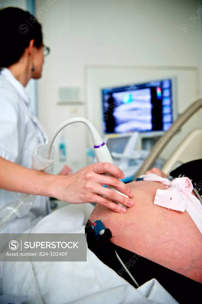 PREGNANT WOMAN, ULTRASONOGRAPHY