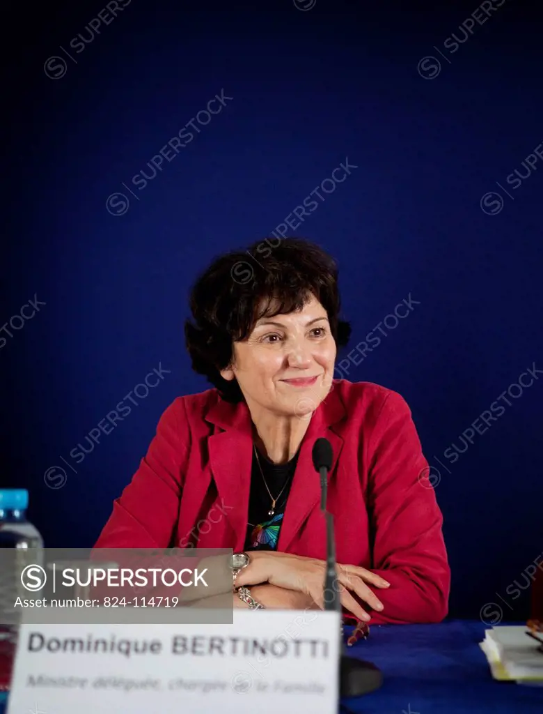 Conférence de presse Commission des Comptes de la Sécurité Sociale le 05/07/2012. Dominique Bertinotti, Ministre déléguée, chargée de la Famille.