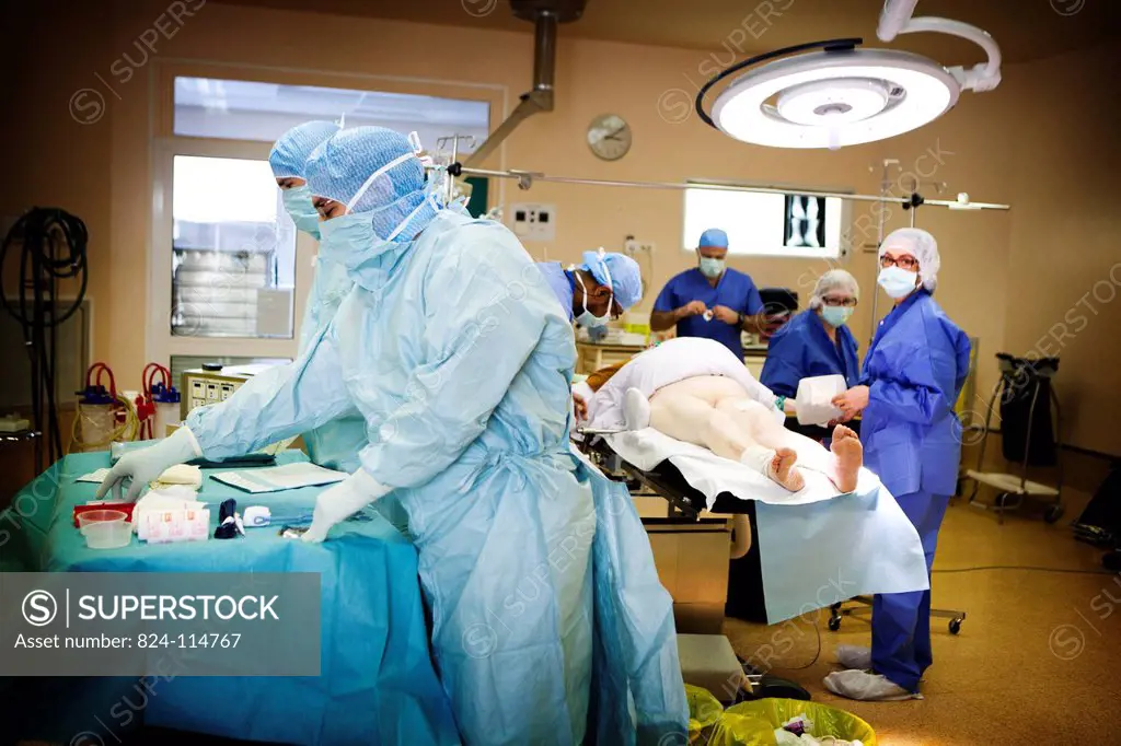 Reportage in the Osteoarticular Infections Referral Centre CRIOA at Diaconesses Croix Saint Simon hospital in Paris. Septic surgery, removing an inter...